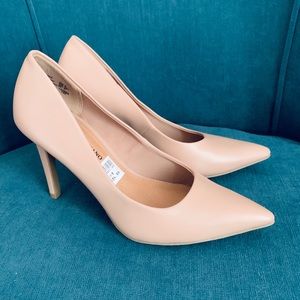 Nude Pointy Toed Pumps 👠